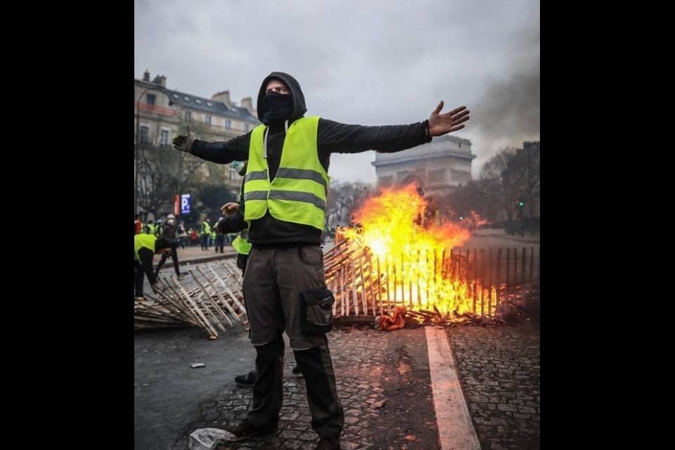 Gilet gialli, Macron mobilita i militari per sabato prossimo
