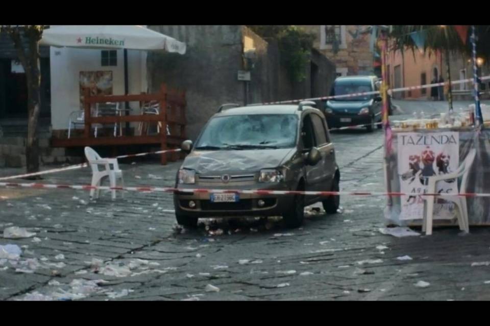 Auto sulla folla: 31 feriti