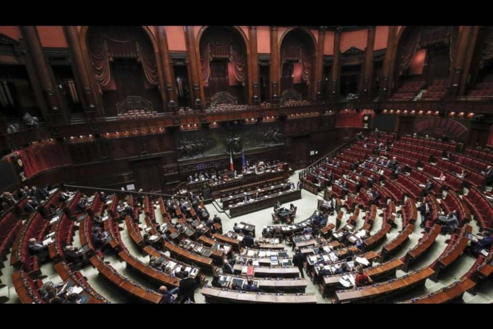 Italia: passa la "manovra del popolo"