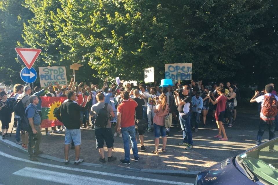 Como, in 300 al corteo di solidarietà "no borders"