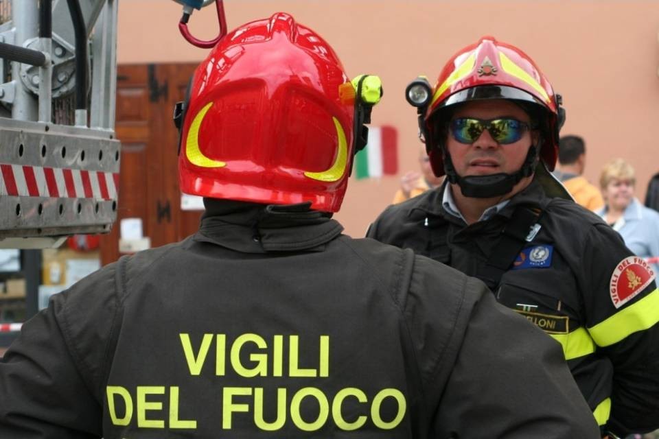 Lite tra fidanzati, la donna scappa e si arrampica su un albero