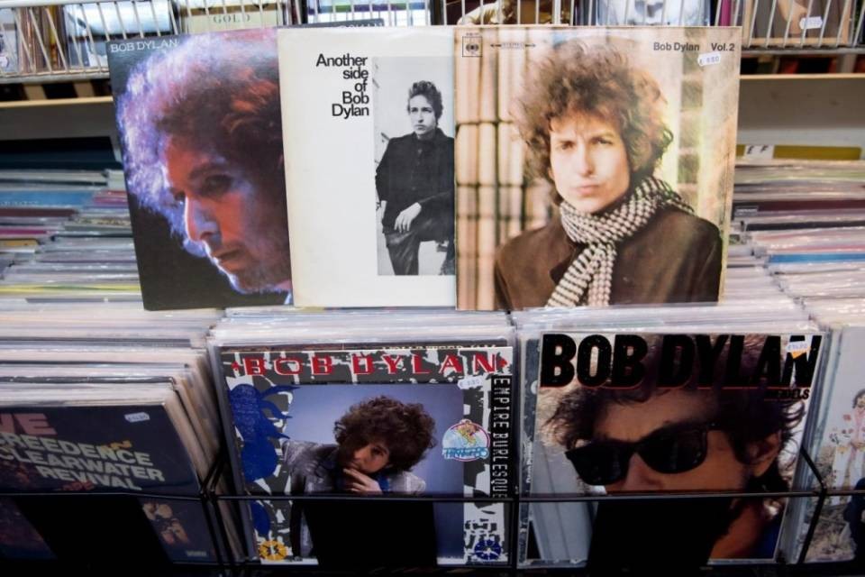 Dylan rompe il silenzio e accetta il Nobel