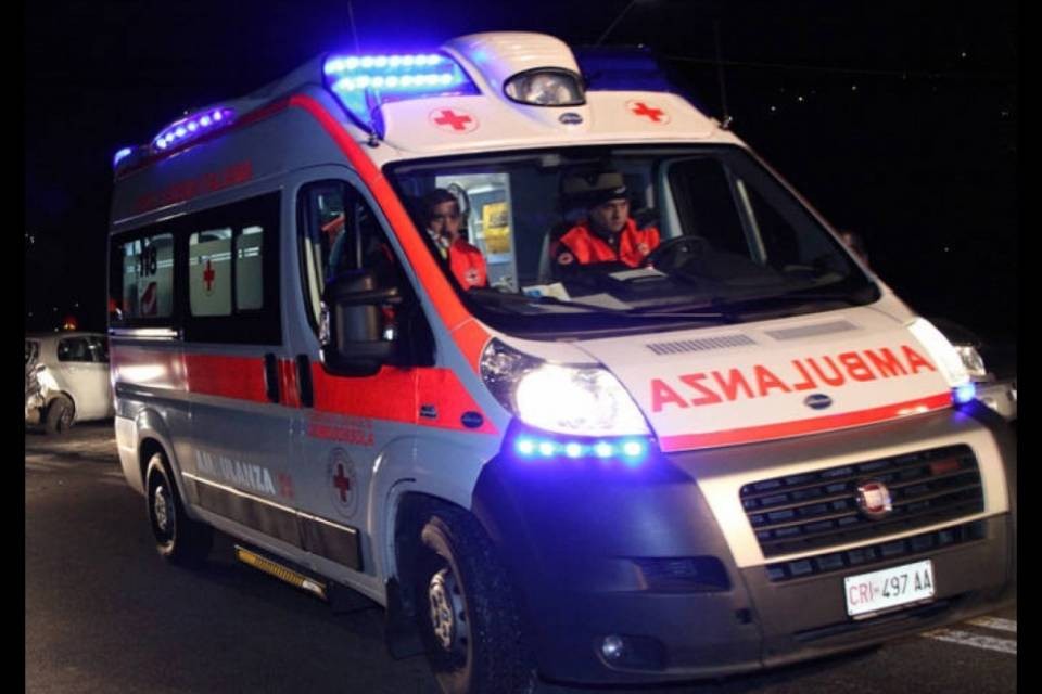 Auto ticinese investe un uomo e scappa