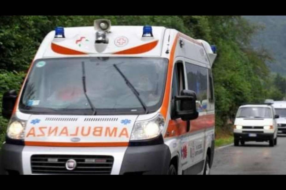 Malore in auto per 81enne svizzero al confine: disagi per i frontalieri