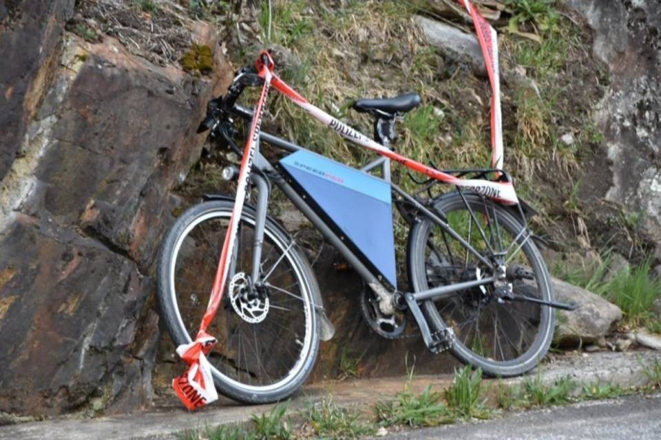 Perde il controllo della bici, cade in un dirupo e muore
