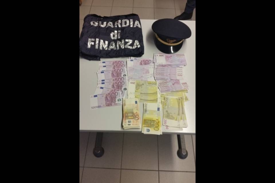 50mila euro nelle mutande e nelle calze, coppia multata
