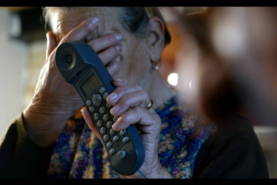 Trasferisce 3,6 milioni in cinque mesi a una falsa poliziotta