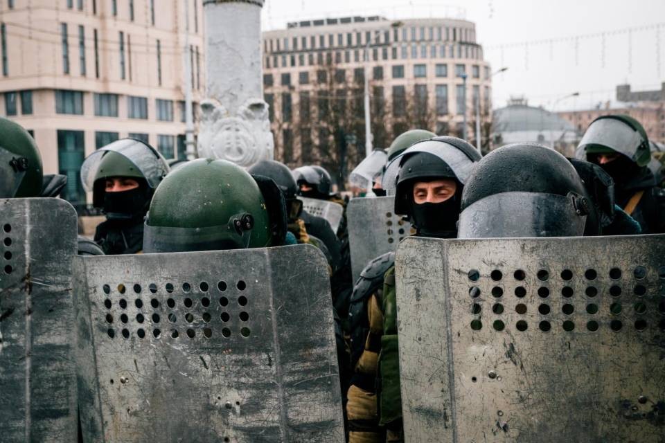 Le forze di polizia bielorusse impegnate nel contrastare le proteste. Foto Shutterstock