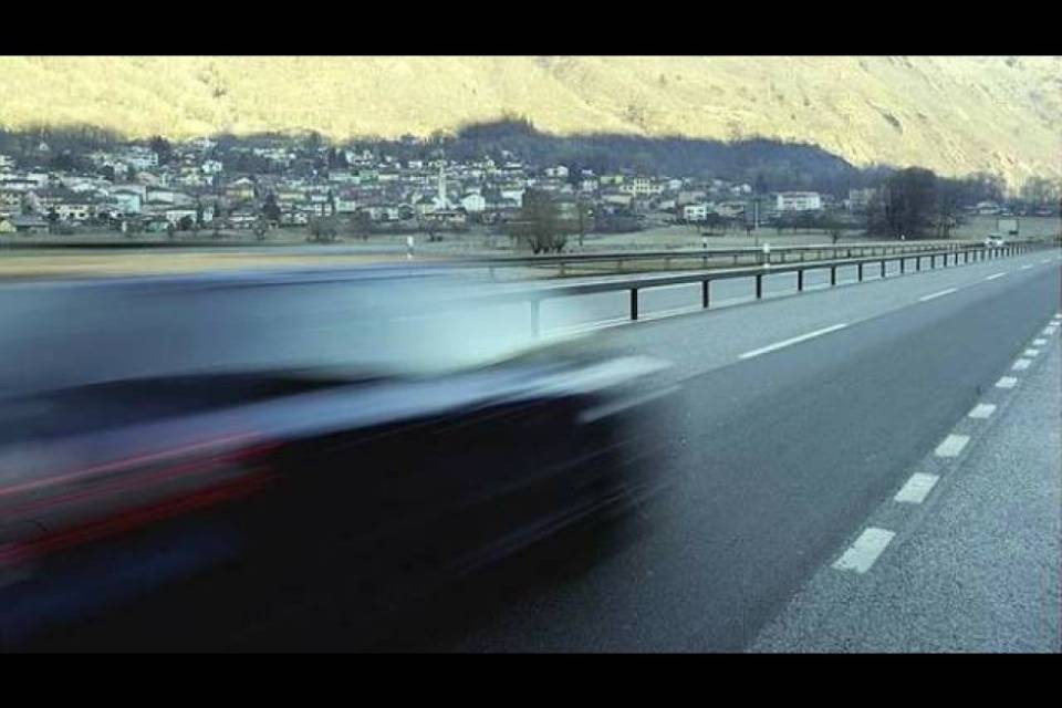 Tenta la fuga con bimbo a bordo, inseguimento sull'A1