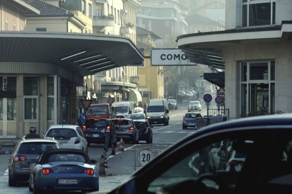 30enne si spoglia in strada: tensione a Ponte Chiasso