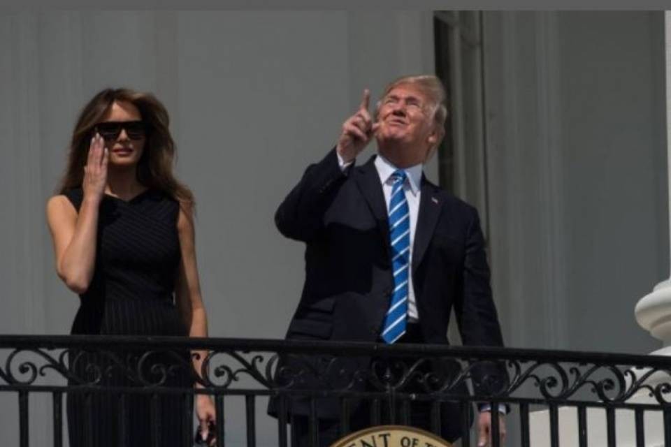 Anche Trump ammira l'eclissi... ma senza protezione