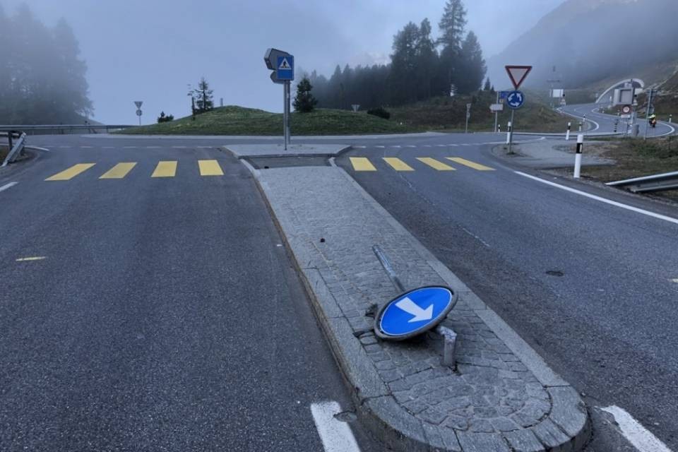 Centra in pieno un cartello stradale ma non si ferma