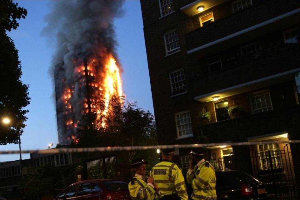 Grattacielo in fiamme a Londra: "Almeno 6 morti"