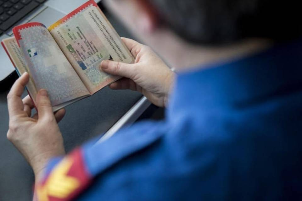 Si converte all'islam radicale: licenziato