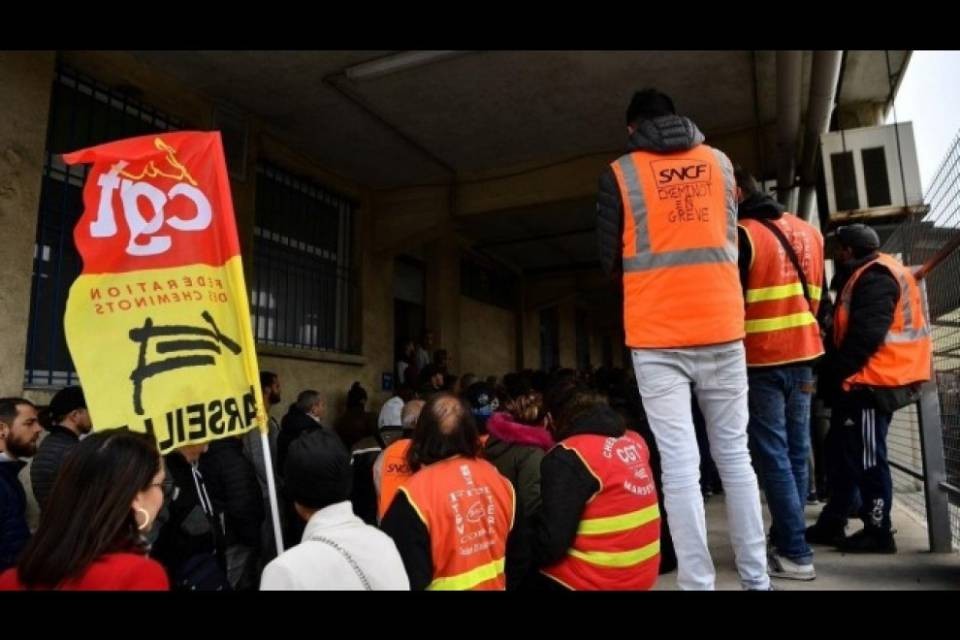 Scioperi, la Francia sull'orlo di una crisi di nervi