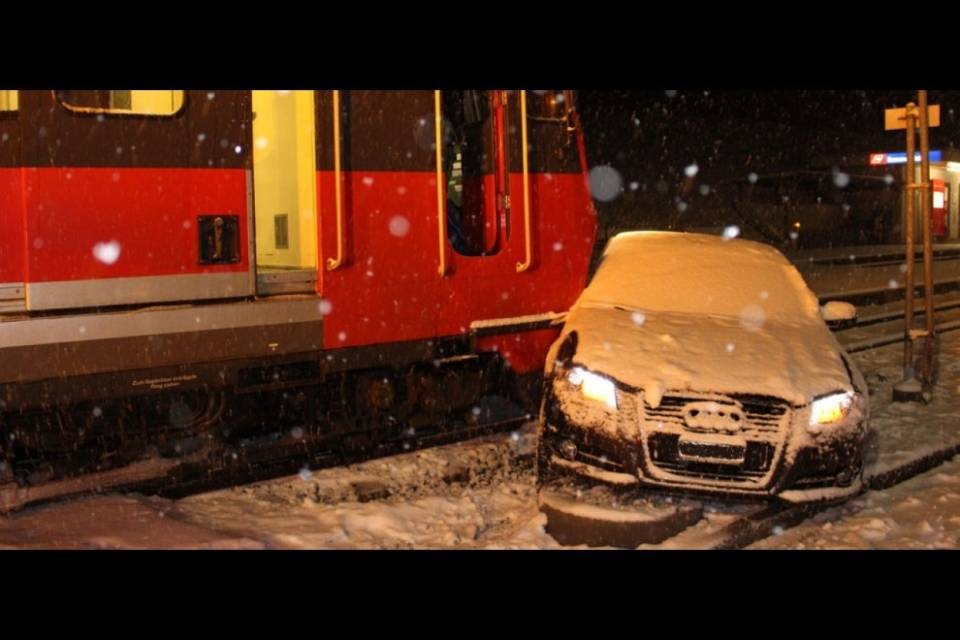 Auto contro treno, quattro feriti