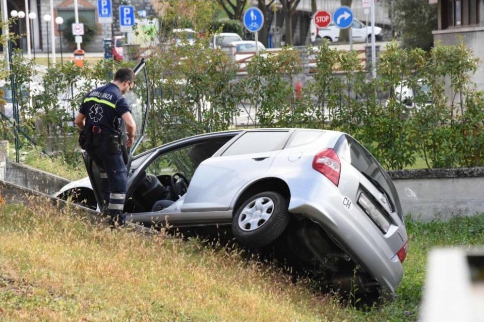 Mendrisio: sbaglia manovra, sale su una scarpata e si rovescia