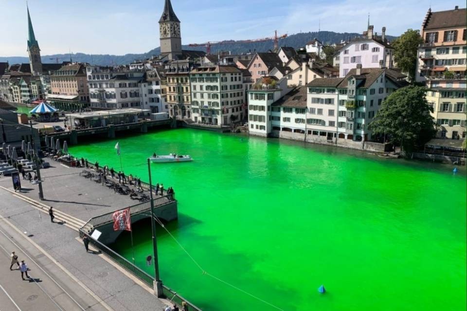 La Limmat è diventata verde fosforescente