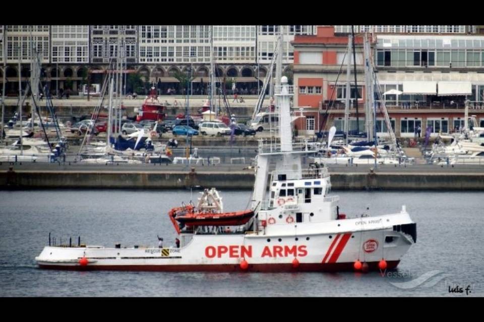 300 migranti a bordo, "è emergenza di natale"