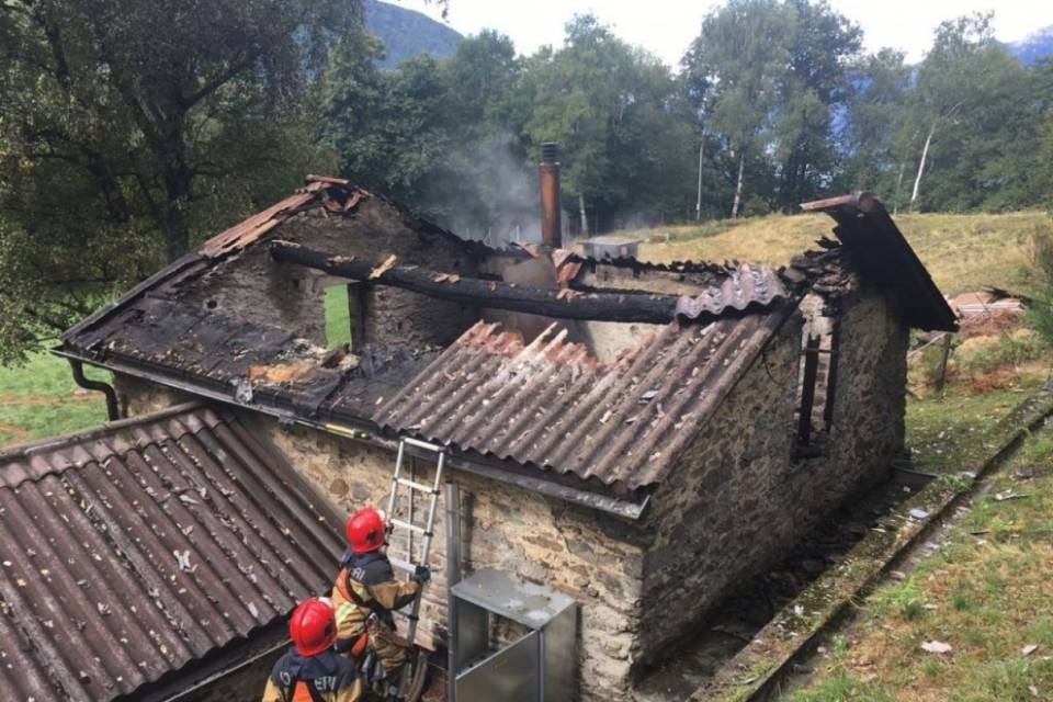 Cascina colpita da un fulmine, tetto in fiamme