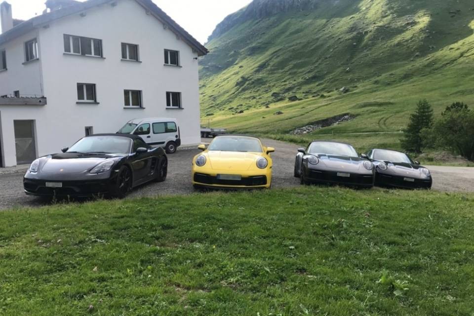 A tutto gas sul passo con le Porsche a noleggio