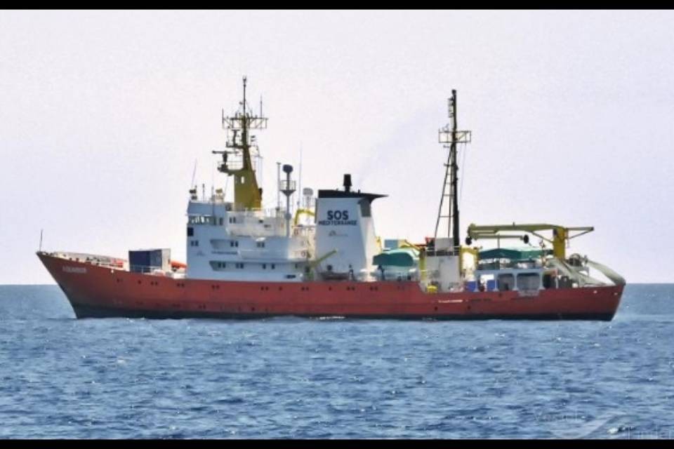 Italia-Malta, è scontro sulla nave di profughi