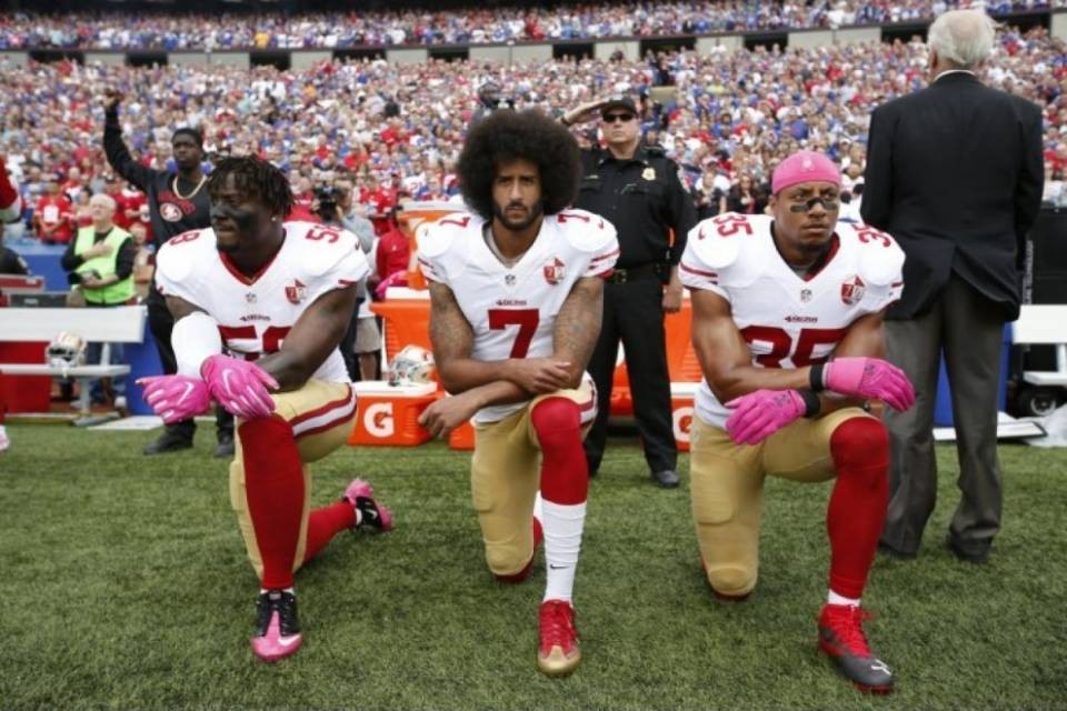 L'ira di Trump contro gli atleti, "inaccettabile inginocchiarsi"