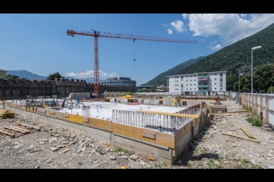 Un cantiere "attaccato" alla Murata