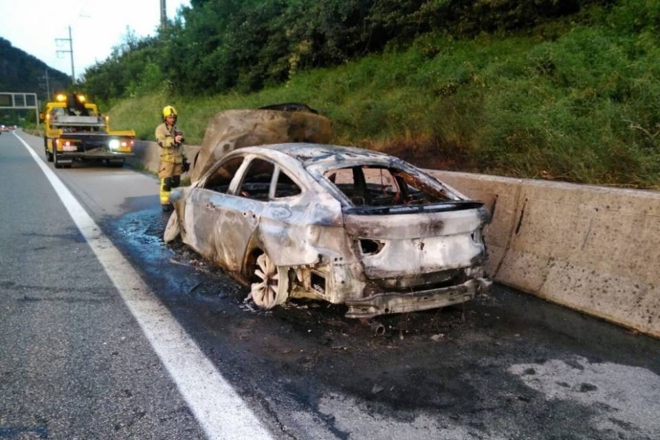 Brucia un'auto sull'A2
