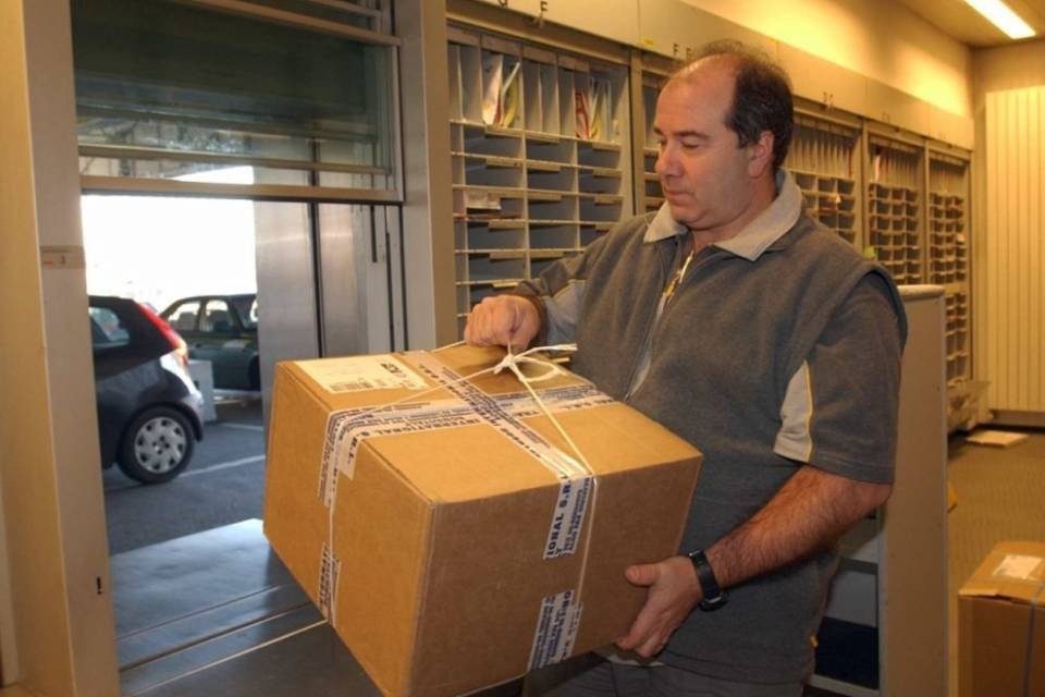 Allarme truffe: la Posta sospende la rispedizione dei pacchi