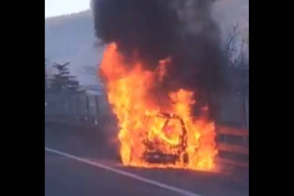L'auto di un politico in fiamme sulla A2