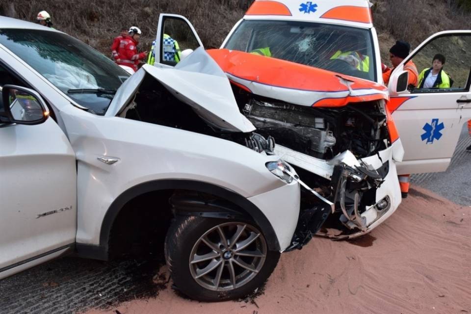 Scontro frontale con l'ambulanza: 4 feriti gravi
