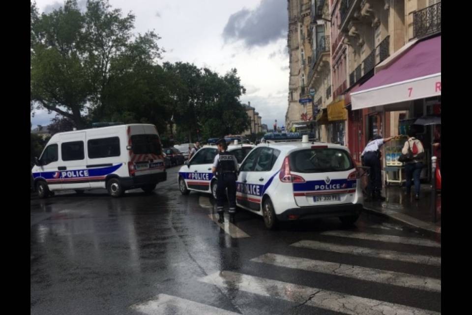 Parigi, agente aggredito a colpi di martello
