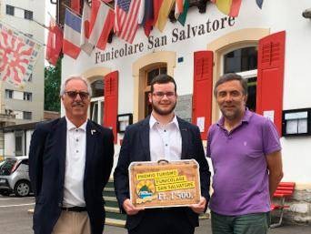 Da sinistra: Charles Barras, direttore SSSAT; Patrick Piva, miglior studente SSSAT 2020; Francesco Markesch, Funicolare San Salvatore SA.