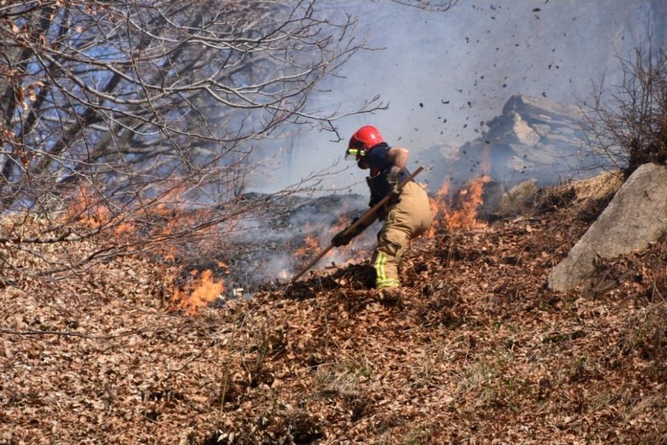 Fiamme nei boschi della Valle Morobbia, elicotteri in azione