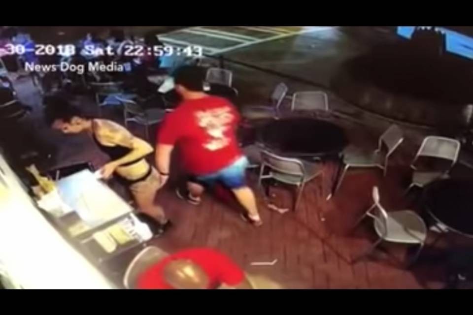 USA: lui la palpeggia, lei lo scaraventa a terra