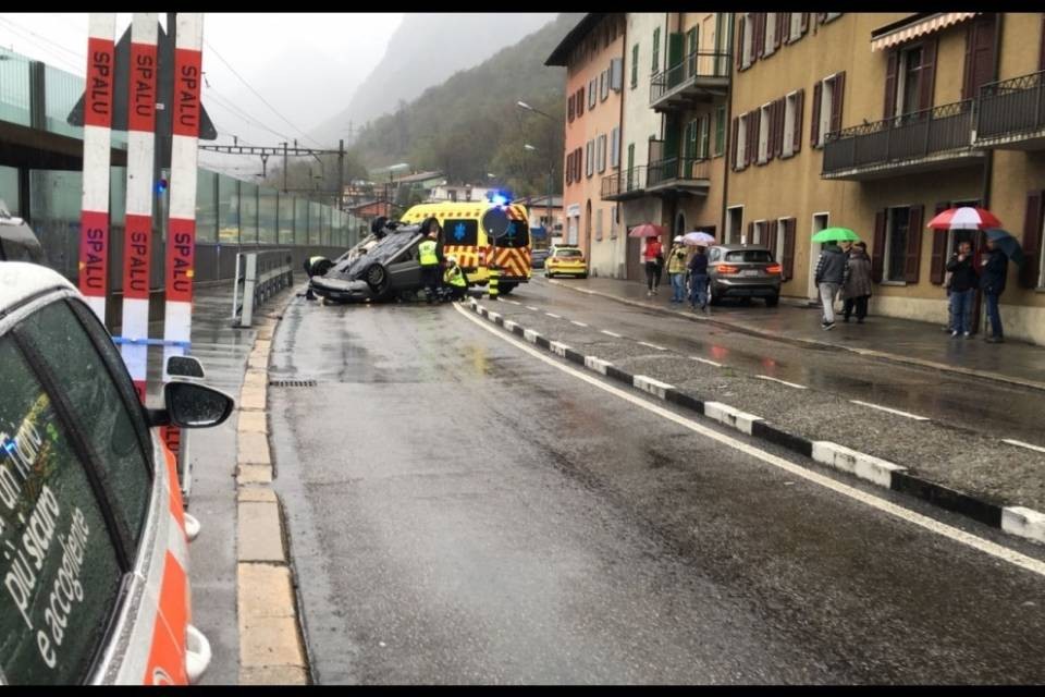 Si ribalta con l'auto a Capolago