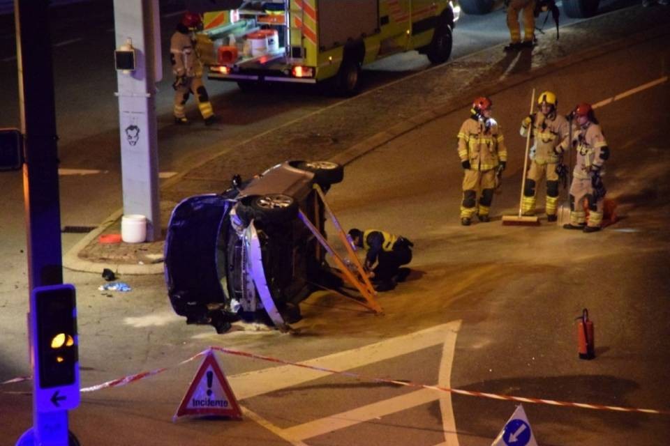 "Auto ribaltata: soccorritori, pompieri e polizia eccezionali"