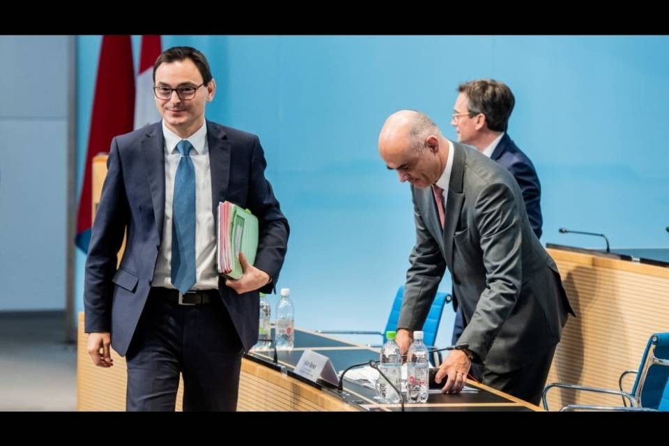 “Se amate il Ticino, restate a casa”