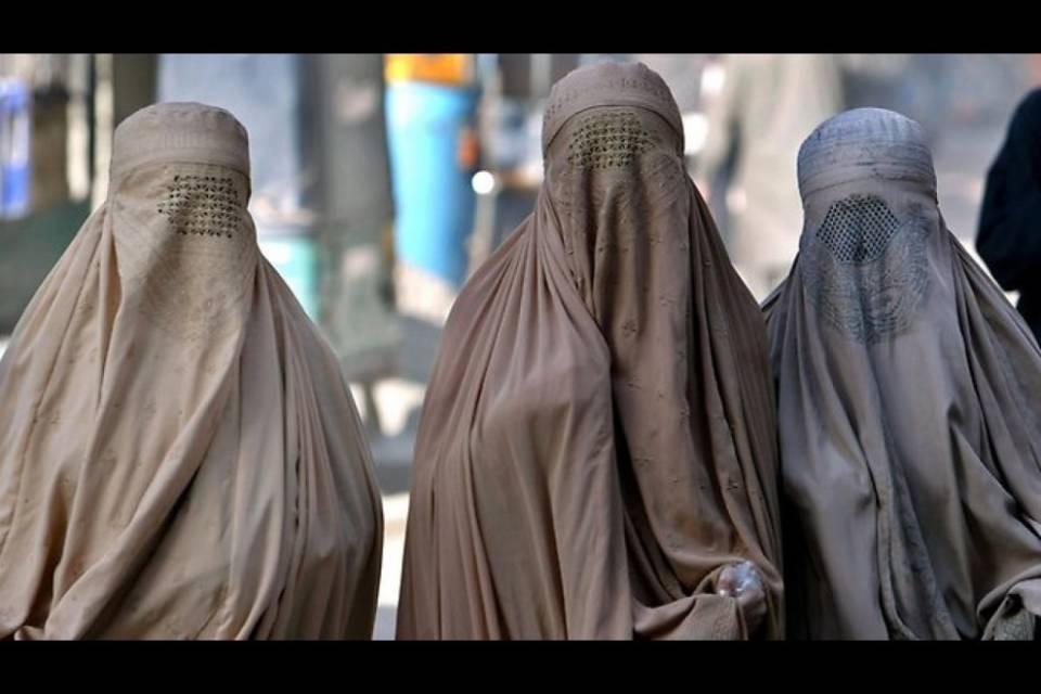 Burqa, gli svizzeri sono per il divieto