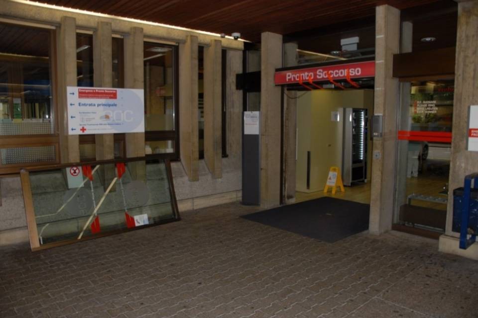 Con l'auto nel Pronto Soccorso: rischia grosso