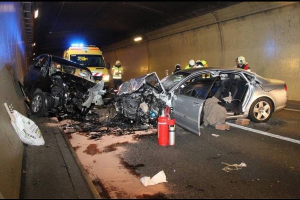 Scontro frontale in galleria, un morto