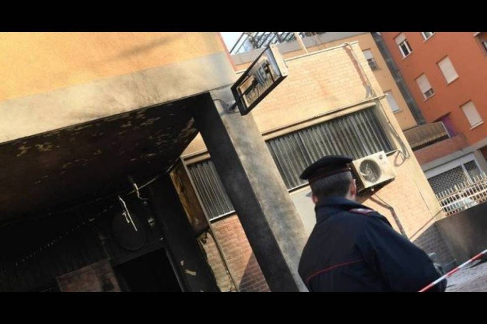 Esplosione fuori dalla caserma dei carabinieri