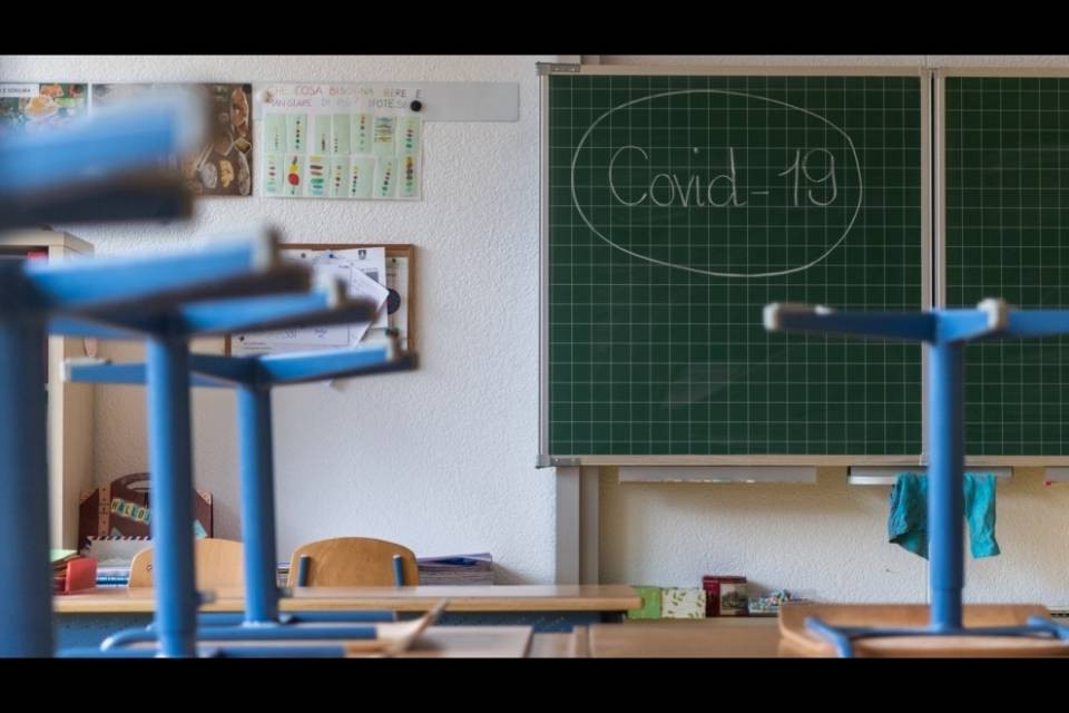 Da lunedì chiudono tutte le scuole