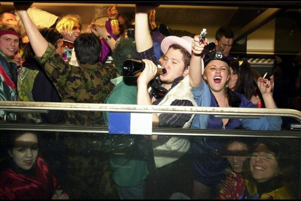 Maschere in calo sul treno del Rabadan