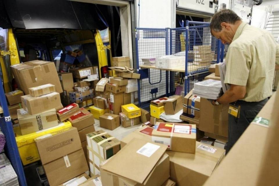Rubava pacchi e rivendeva la merce online