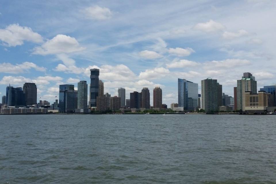 New York: precipita un elicottero, pilota ferito