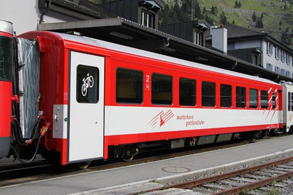 Fiesch, deraglia treno della Matterhorn-Gotthard-Bahn
