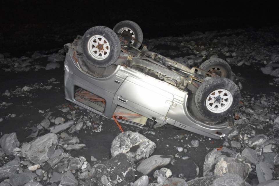 15enne prende il volante e finisce cappottato