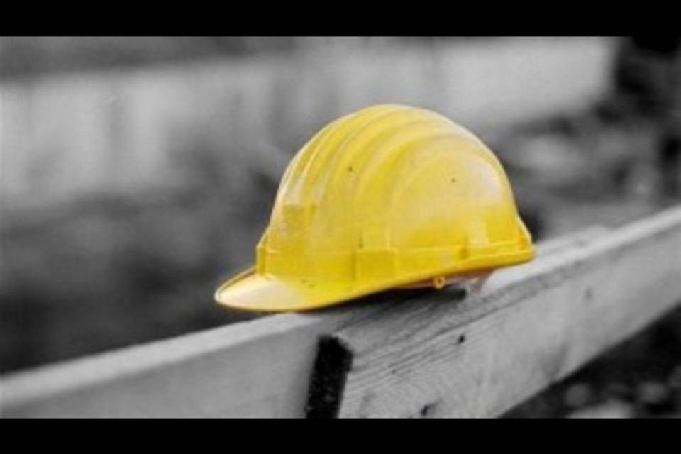 Apprendista cade da una scala, è in pericolo di morte